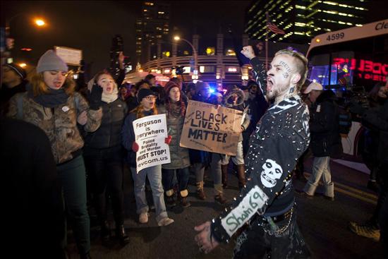 Choques entre algunos manifestantes y la Policía tras gran marcha en N.York