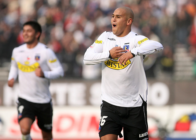 Humberto Suazo arribó al país para sumarse a la disciplina de Colo Colo