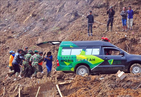 Aumentan a 32 los muertos por un alud en la isla indonesia de Java