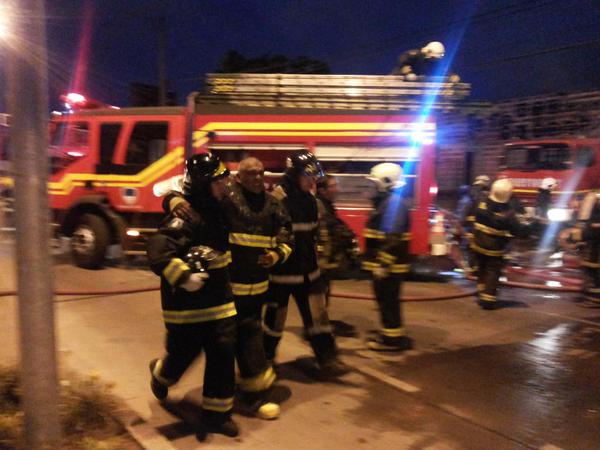 Gran incendio consumió parte del centro de eventos Puerto Madero de Los Ángeles