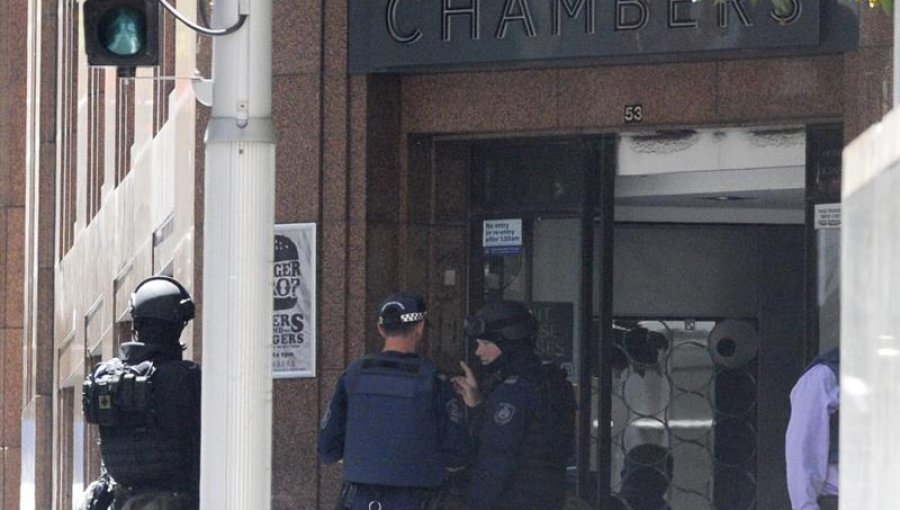 Evacúan edificios por toma de rehenes en un café de Sydney