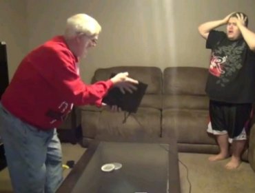 Video: Abuelo que le destroza la PS4 a su malcriado nieto es furor en la web