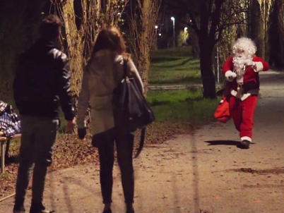 VIDEO: El diabólico viejito pascuero que horroriza a los transeúntes