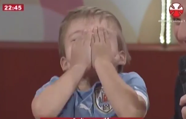 Para soñar: Mira la tierna reacción de un niño tras recibir el saludo de Messi, Neymar y Suárez