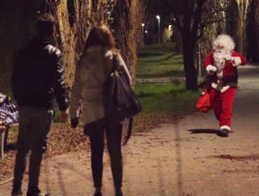 VIDEO: El diabólico viejito pascuero que horroriza a los transeúntes