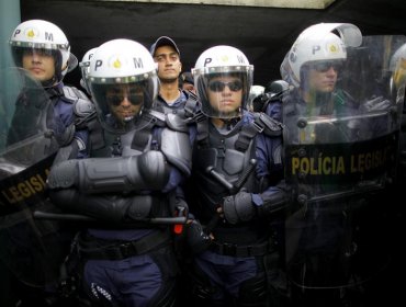 Indios enfrentan a la Policía con flechas frente al Congreso de Brasil