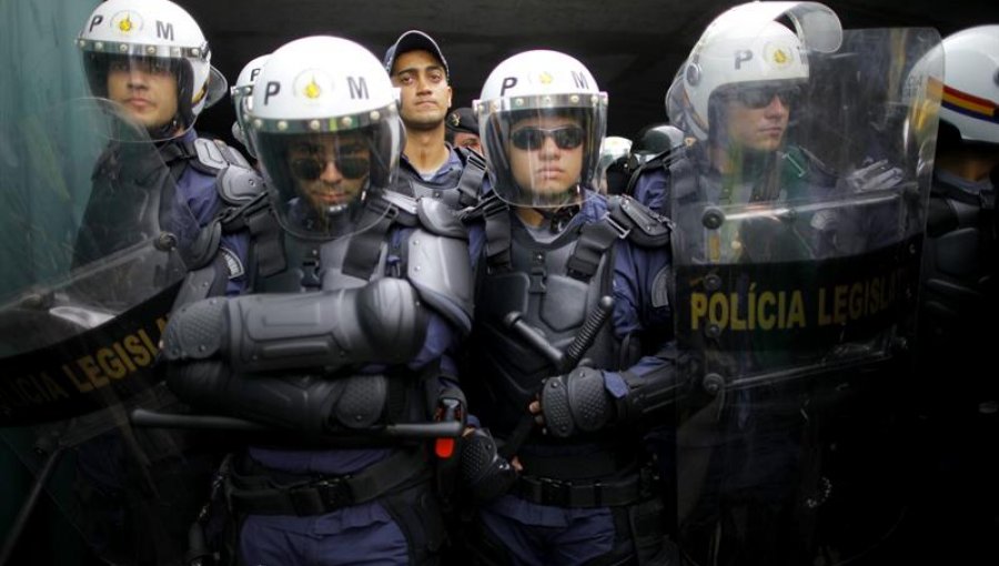 Indios enfrentan a la Policía con flechas frente al Congreso de Brasil