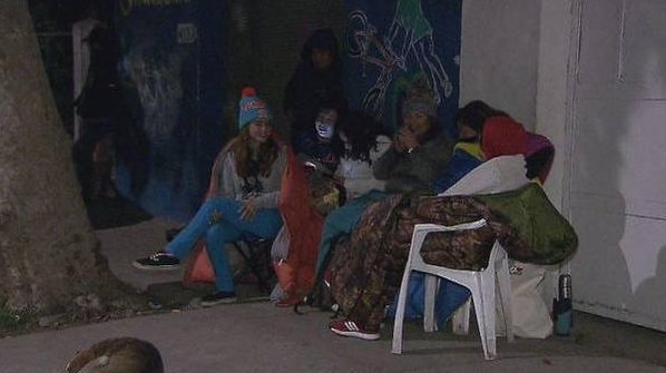 Apoderados pasan la noche en la calle para matricular a sus hijos en colegio de Peñaflor