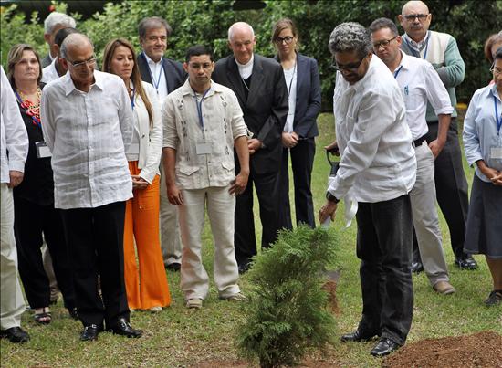 Víctimas colombianas piden "hechos de paz" a Gobierno y FARC en última visita