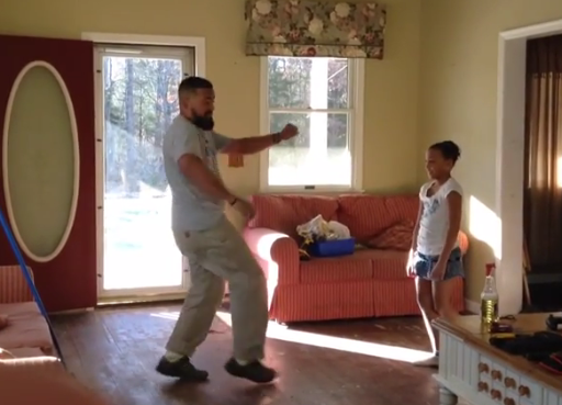 Padre e hija se enfrentan en divertido duelo de baile