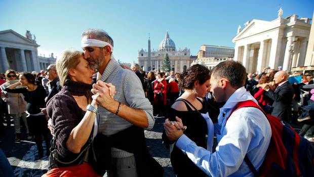 Miles de fieles bailan tango en el Vaticano por cumpleaños del Papa Francisco