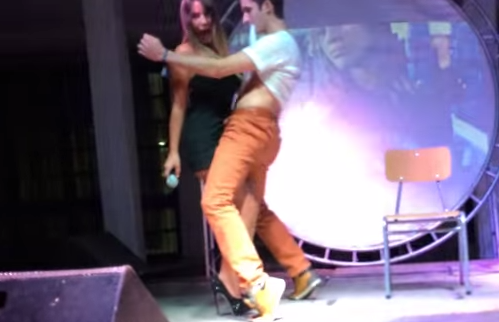 Video: Fran Undurraga sufre fuerte acoso en show discotequero