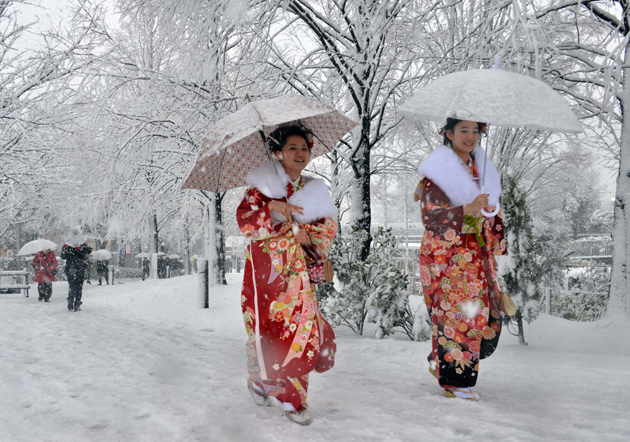 Un fuerte temporal de nieve deja 3 muertos y casi aislado el norte de Japón