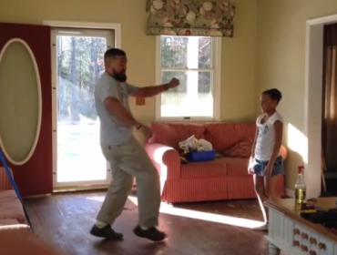 Padre e hija se enfrentan en divertido duelo de baile