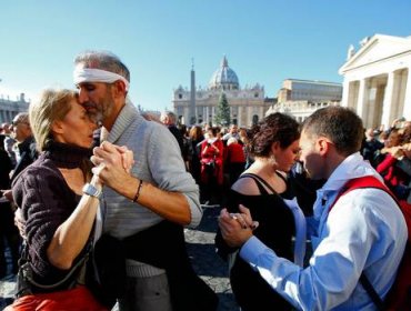 Miles de fieles bailan tango en el Vaticano por cumpleaños del Papa Francisco