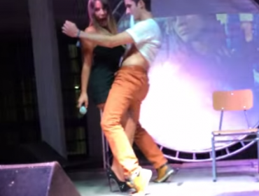 Video: Fran Undurraga sufre fuerte acoso en show discotequero