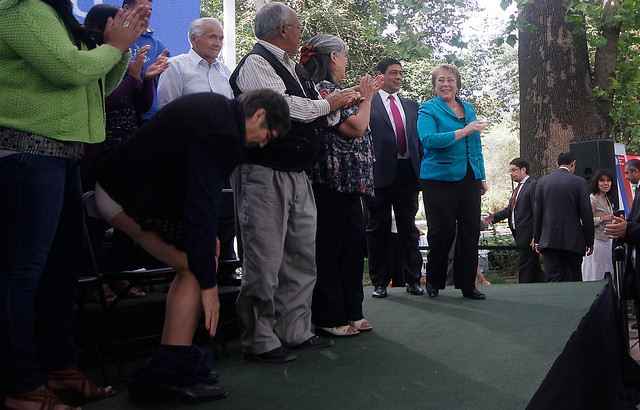 Emoción invadió a abuelita y le mostró los “churrines” a la Presidenta Bachelet