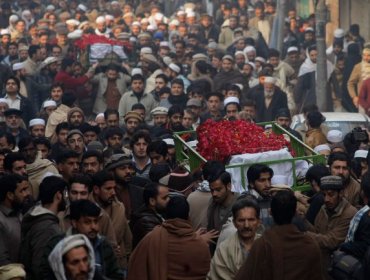 Escuelas cerradas y funerales tras la masacre en la escuela en Pakistán