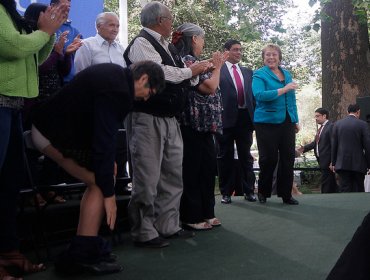 Emoción invadió a abuelita y le mostró los “churrines” a la Presidenta Bachelet