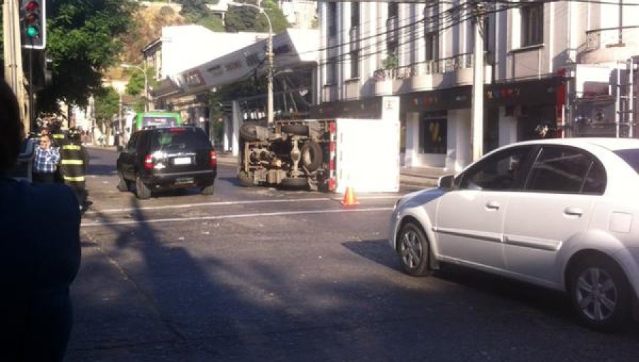 Camión volcado en Viña del Mar mantiene transito suspendido