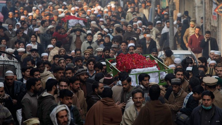 Escuelas cerradas y funerales tras la masacre en la escuela en Pakistán