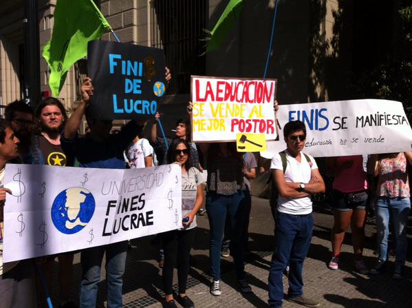 Confech y estudiantes de universidades privadas protestan frente al Mineduc por fuerte alza en los aranceles