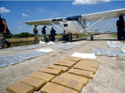 Policía halla en Ecuador avioneta con 280 paquetes de coca que iban a México