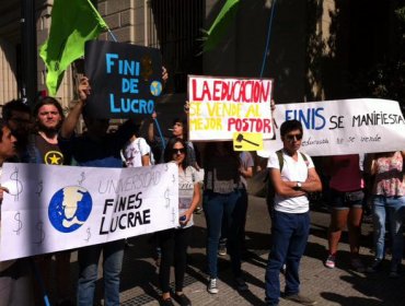 Confech y estudiantes de universidades privadas protestan frente al Mineduc por fuerte alza en los aranceles