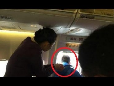 Pasajero volaba por primera vez en un avión y por el calor se le ocurrió la brillante idea de abrir una ventana