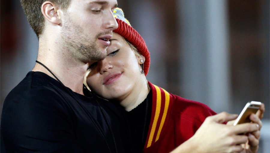 Miley Cyrus y Patrick Schwarzenegger no esconden su amor