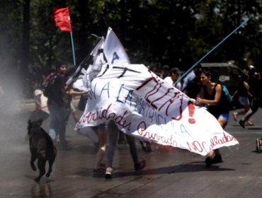 Carabineros y estudiantes se enfrentaron tras marcha por alza de aranceles