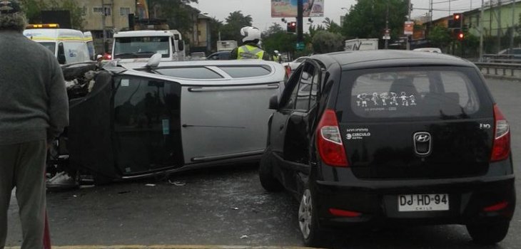 Niño de 2 años herido tras triple choque en Santiago: testigos aseguran que padres estaban ebrios