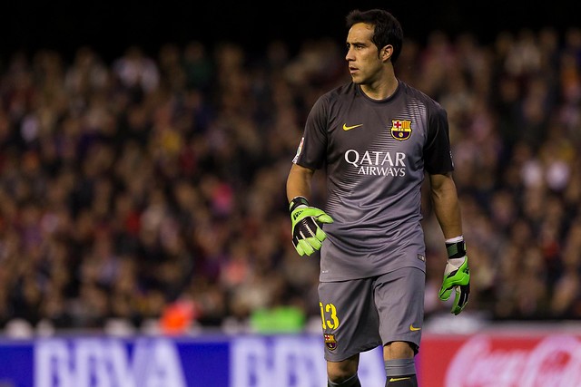 Barcelona con Claudio Bravo venció a Córdoba y acecha al Real Madrid