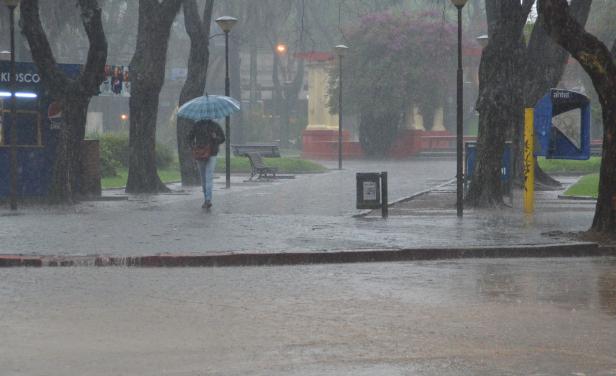 Tormenta deja un muerto y diversos destrozos en viviendas en Uruguay