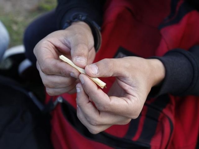 Jóvenes piden ante el Congreso paraguayo que se legalice la marihuana