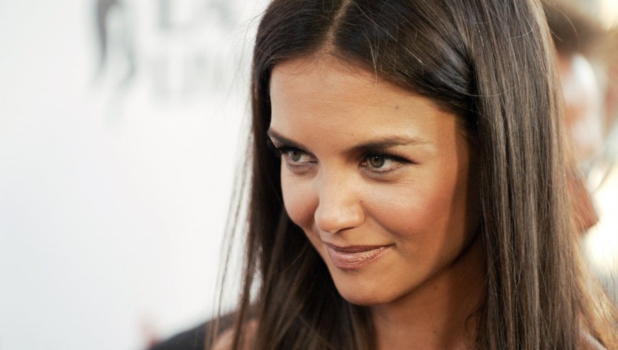 Katie Holmes es una madre 'sobreprotectora'