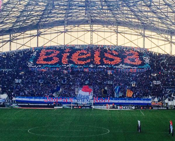 Marcelo Bielsa es homenajeado por hinchas del Marsella al ser campeones de invierno en Francia