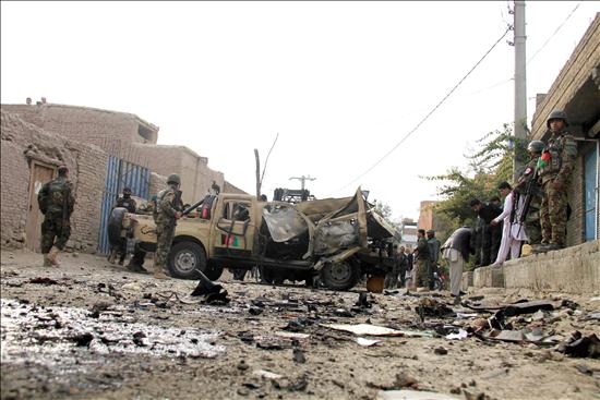 Siete civiles entre los 49 muertos en Afganistán por una bomba y en combates