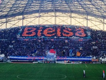 Marcelo Bielsa es homenajeado por hinchas del Marsella al ser campeones de invierno en Francia