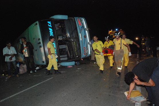 Paraguay: Un muerto y 6 heridos graves al volcar un autobús de larga distancia