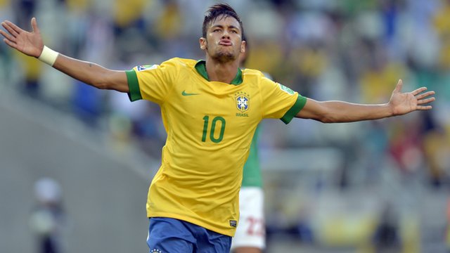 Neymar da espectáculo bajo una intensa lluvia en partido benéfico en Brasil