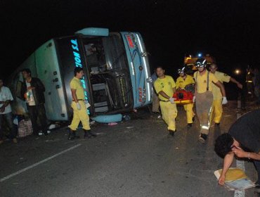 Paraguay: Un muerto y 6 heridos graves al volcar un autobús de larga distancia