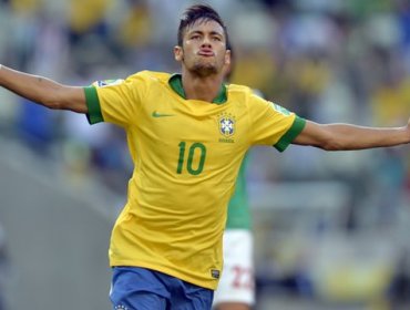 Neymar da espectáculo bajo una intensa lluvia en partido benéfico en Brasil