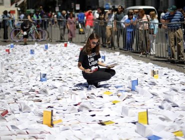 ﻿Regalan por Navidad 3.000 libros a transeúntes en centro de Santiago de Chile