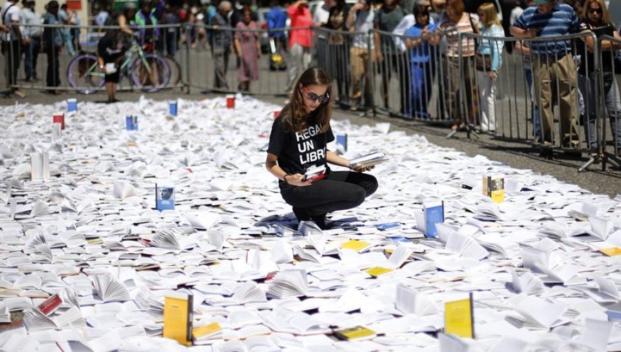 ﻿Regalan por Navidad 3.000 libros a transeúntes en centro de Santiago de Chile