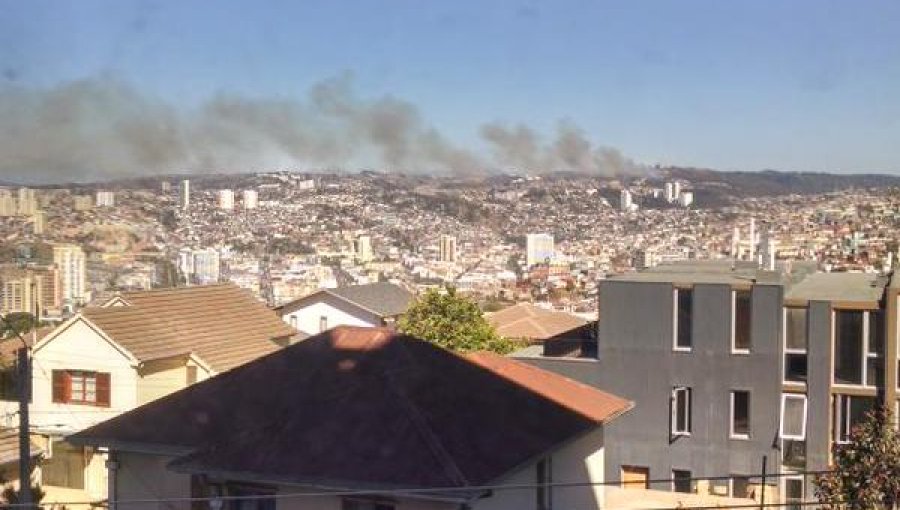 Declaran alerta roja en Valparaíso, Quilpué y Villa Alemana por incendios forestales