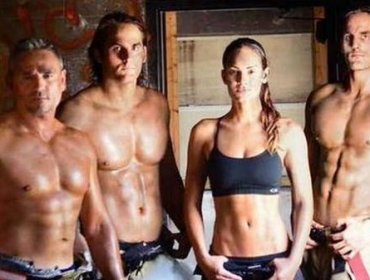 Esculturales bomberos muestran su lado sexy en calendario benéfico