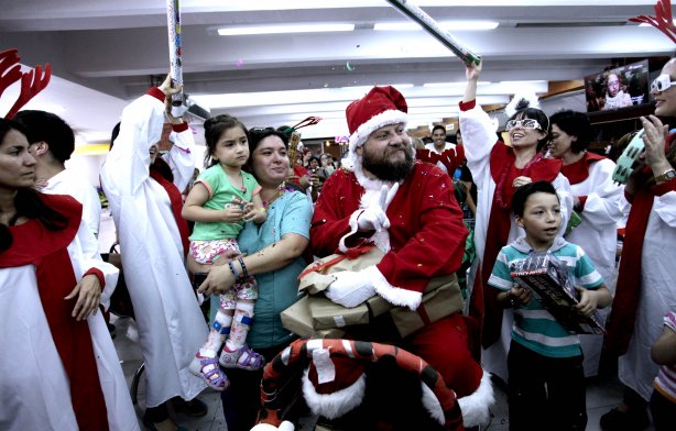 "Guatón" Salinas se disfrazó de Viejo Pascuero para los niños de la Teletón