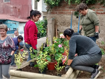 Vecinas del Cerro Monjas recuperan espacios públicos deteriorados con taller de Medio Ambiente