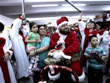 "Guatón" Salinas se disfrazó de Viejo Pascuero para los niños de la Teletón